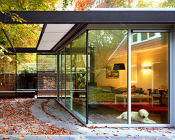 moderne woning strak huis glas, staal en hout